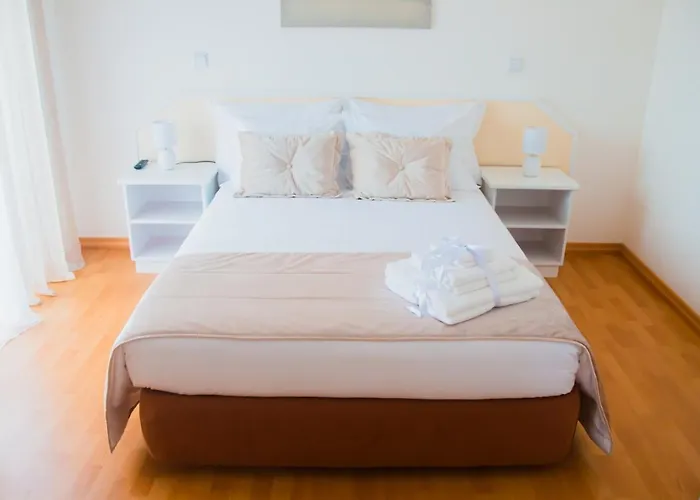 Pedrogao Guesthouse Bed & Breakfast 4*